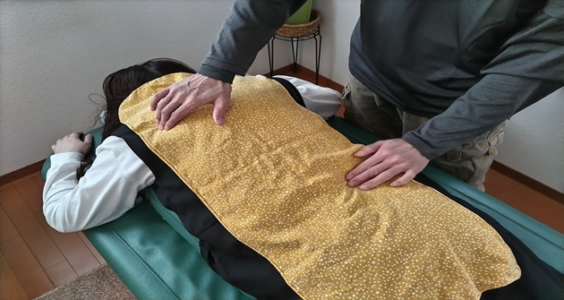 近江八幡市の全身整体つきひ　背中の施術