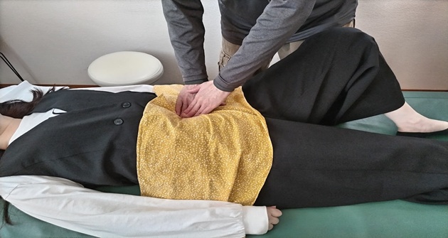 近江八幡市の全身整体つきひ　腹部の施術