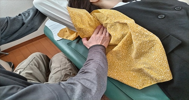 近江八幡市の全身整体つきひ　脇の下の施術